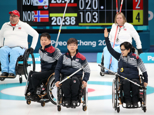 16일 강릉컬링센터에서 열린 2018 평창동계패럴림픽 휠체어 컬링 준결승 대한민국과 노르웨이 경기에서 한국의 이동하(왼쪽)와 서순석, 방민자가 투구 내용에 만족해 환호하고 있다.